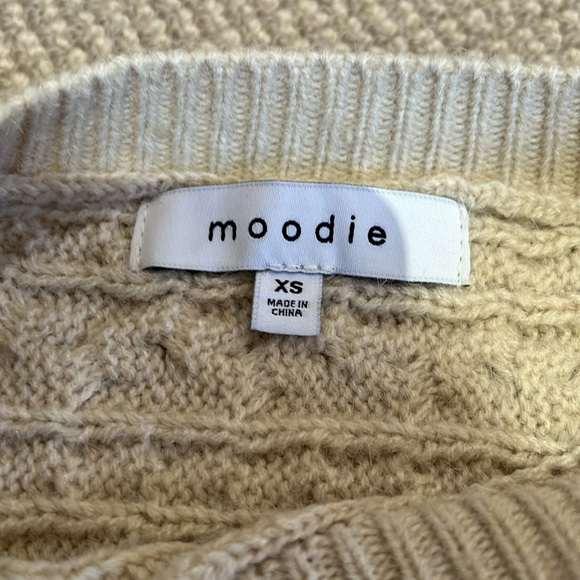 Knit sweater with padded shoulders. - Picture 5 of 5